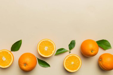 Renkli arka planda taze meyve portakalı dilimleri. Üst Manzara. Uzayı kopyala yaratıcı yaz konsepti. Minimum düzlükte turunçgillerin yarısı kopyalama alanı ile yatar.