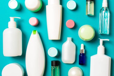 Plastik gövde bakımı şişesi düz kompozisyonu ve renkli arka plan boşluğuna kozmetik ürünler dizayn edilmişti. Beyaz Kozmetik kapları kümesi, kopya alanı ile üst görünüm.