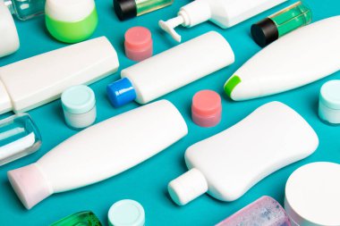 Plastik gövde bakımı şişesi düz kompozisyonu ve renkli arka plan boşluğuna kozmetik ürünler dizayn edilmişti. Beyaz Kozmetik kapları kümesi, kopya alanı ile üst görünüm.