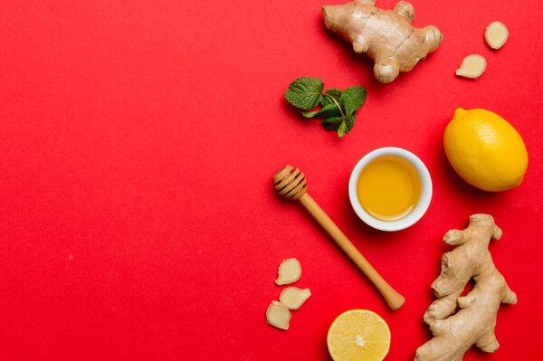 Натуральные средства от простуды и гриппа. Натуральные ингредиенты для стимуляции иммунитета и защиты от вирусов. вид сверху плоский лежал.