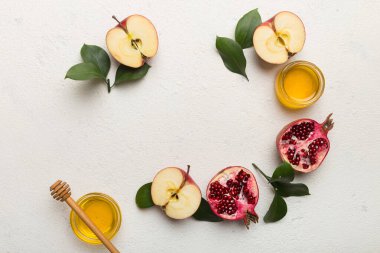 Rosh hashanah konsepti. Geleneksel Yahudi Yeni Yıl tatili sembollerinden yapılmış bir çerçeve. Kopyalama alanı olan üst görünüm.