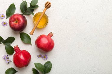 Renkli arka planda yahudi Rosh Hashanah bayramı sembolleri olan düz kompozisyon, Rosh hashanah kavramı. Geleneksel yılbaşı tatili. Kopyalama alanı olan üst görünüm.