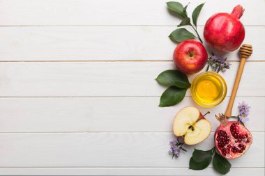 Renkli arka planda yahudi Rosh Hashanah bayramı sembolleri olan düz kompozisyon, Rosh hashanah kavramı. Geleneksel yılbaşı tatili. Kopyalama alanı olan üst görünüm.