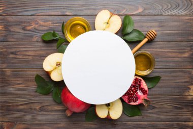 Renkli arka planda Yahudi Rosh Hashanah bayramı özellikleri taşıyan boş el ilanı ve sembolleri olan düz kompozisyon, Yılbaşı Tatili Geleneksel. Üst görünüm ve kopyalama alanı.