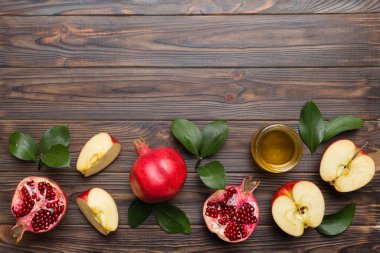 Renkli arka planda yahudi Rosh Hashanah bayramı sembolleri olan düz kompozisyon, Rosh hashanah kavramı. Geleneksel yılbaşı tatili. Kopyalama alanı olan üst görünüm.