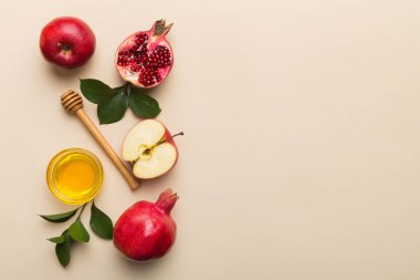 Renkli arka planda yahudi Rosh Hashanah bayramı sembolleri olan düz kompozisyon, Rosh hashanah kavramı. Geleneksel yılbaşı tatili. Kopyalama alanı olan üst görünüm.