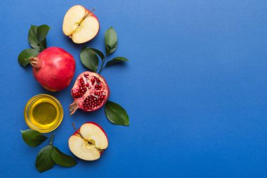 Renkli arka planda yahudi Rosh Hashanah bayramı sembolleri olan düz kompozisyon, Rosh hashanah kavramı. Geleneksel yılbaşı tatili. Kopyalama alanı olan üst görünüm.