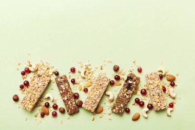 Arka planda çeşitli granola barlar var. Mısır gevreği gofretleri. Yulaf, fındık ve böğürtlenli kahvaltı barları, yakın çekim. Süper yiyecek konsepti.