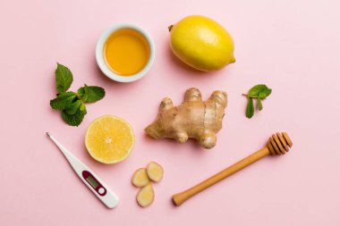 Doğal soğuk algınlığı, grip ilaçları ve termometre. Bağışıklık uyarımı ve virüs koruması için doğal malzemeler. Üst görünüm düzlüğü.