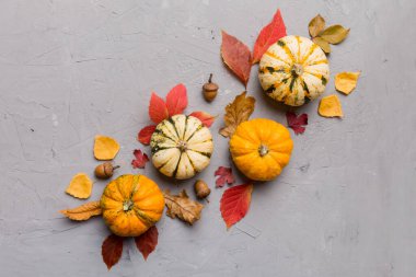 Sonbahar kompozisyonu. Masadaki kurumuş yapraklar ve diğer tasarım aksesuarlarından oluşan desen. Düz yatış, üst görünüm.