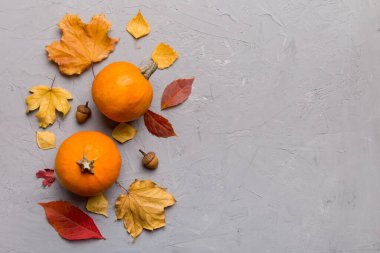Sonbahar kompozisyonu. Masadaki kurumuş yapraklar ve diğer tasarım aksesuarlarından oluşan desen. Düz yatış, üst görünüm.