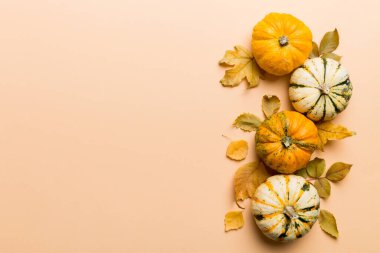 Sonbahar kompozisyonu. Masadaki kurumuş yapraklar ve diğer tasarım aksesuarlarından oluşan desen. Düz yatış, üst görünüm.