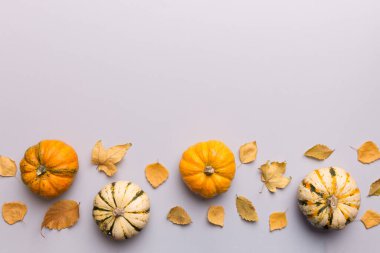 Sonbahar kompozisyonu. Masadaki kurumuş yapraklar ve diğer tasarım aksesuarlarından oluşan desen. Düz yatış, üst görünüm.