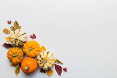 Sonbahar kompozisyonu. Masadaki kurumuş yapraklar ve diğer tasarım aksesuarlarından oluşan desen. Düz yatış, üst görünüm.