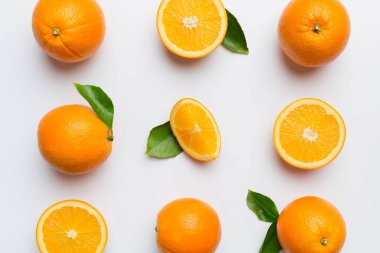 Renkli arka planda taze portakal dilimlerinin meyve deseni. Üst Manzara. Uzayı kopyala yaratıcı yaz konsepti. Minimum düzlükteki turunçgillerin yarısı.