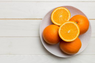 Renkli arka planda dilimlenmiş taze portakal meyvesi düzlüğü. Kopyalama alanı olan üst görünüm.