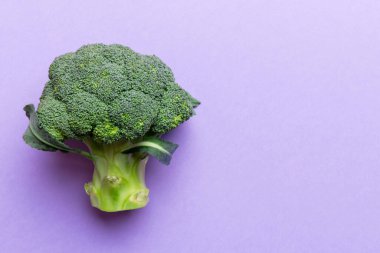 Brokoli üzerinde beyaz ahşap table.copy yer dağınık. Üstten Görünüm