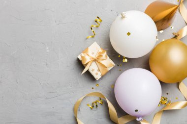 Renkli balon, hediye ve konfeti ile tatil geçmişi. Düz yatış stili. Kopya alanı olan doğum günü veya parti tebrik kartı.