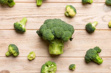 Renkli masaya yakın yeşil brokoli arkaplanı. Diyet ve sağlıklı yemek için sebzeler. Organik yiyecekler.