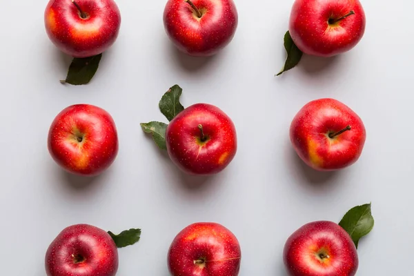 色付きの背景に多くの赤いリンゴ トップビュー デザインやテキストのためのコピースペースと上記のビューの新鮮なリンゴと秋のパターン — ストック写真