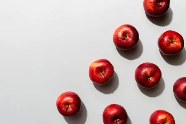 色付きの背景に多くの赤いリンゴ トップビュー デザインやテキストのためのコピースペースと上記のビューの新鮮なリンゴと秋のパターン — ストック写真