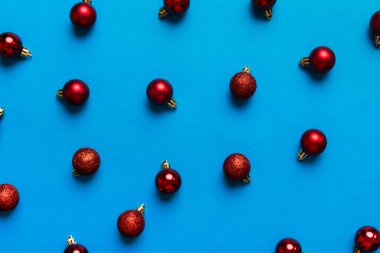 Christmas composition. a pattern of christmas balls on colored background. Flat lay, top view New year decor.