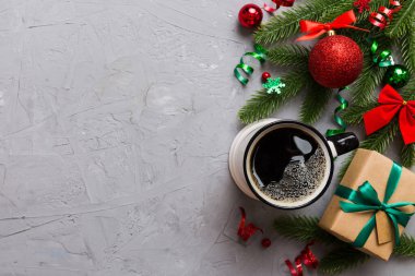 Seramik bir fincanda nefis bir sabah kahvesi içinde küçük hediyeler, süsler ve xmas oyuncakları. Bir fincan kahve ve yeni yıl oyuncakları..