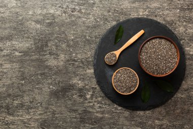 Kavanozda Chia tohumu ve renkli arka planda kaşık. Sağlıklı Salvia Hispanikleri küçük kasede. Sağlıklı süper yiyecekler.