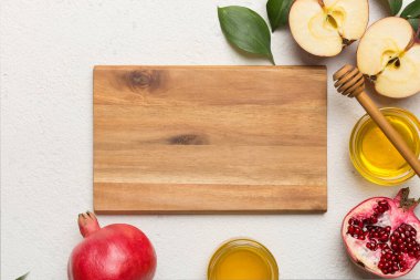 Rosh hashanah, Yahudi bayramı, kavram: kesim tahtasıyla bal, elma ve nar, kapat.