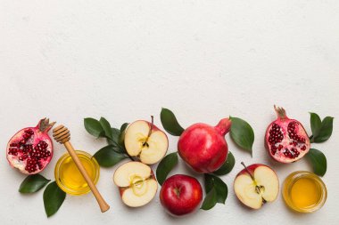 Renkli arka planda yahudi Rosh Hashanah bayramı sembolleri olan düz kompozisyon, Rosh hashanah kavramı. Geleneksel yılbaşı tatili. Kopyalama alanı olan üst görünüm.