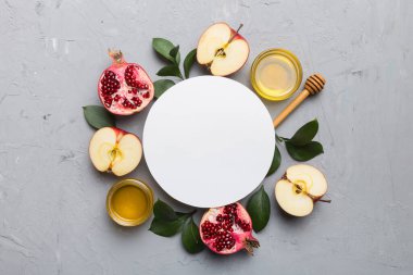 Renkli arka planda Yahudi Rosh Hashanah bayramı özellikleri taşıyan boş el ilanı ve sembolleri olan düz kompozisyon, Yılbaşı Tatili Geleneksel. Üst görünüm ve kopyalama alanı.