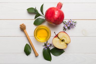 Renkli arka planda yahudi Rosh Hashanah bayramı sembolleri olan düz kompozisyon, Rosh hashanah kavramı. Geleneksel yılbaşı tatili. Kopyalama alanı olan üst görünüm.