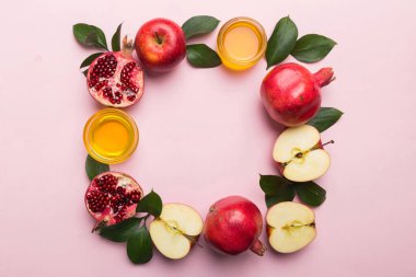 Rosh hashanah konsepti. Geleneksel Yahudi Yeni Yıl tatili sembollerinden yapılmış bir çerçeve. Kopyalama alanı olan üst görünüm.