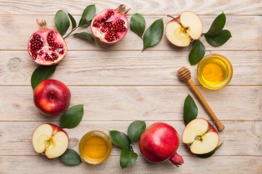Rosh hashanah konsepti. Geleneksel Yahudi Yeni Yıl tatili sembollerinden yapılmış bir çerçeve. Kopyalama alanı olan üst görünüm.