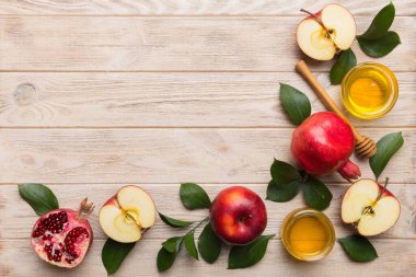 Renkli arka planda yahudi Rosh Hashanah bayramı sembolleri olan düz kompozisyon, Rosh hashanah kavramı. Geleneksel yılbaşı tatili. Kopyalama alanı olan üst görünüm.