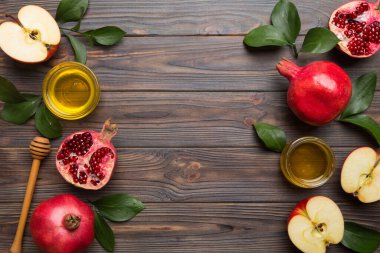 Renkli arka planda yahudi Rosh Hashanah bayramı sembolleri olan düz kompozisyon, Rosh hashanah kavramı. Geleneksel yılbaşı tatili. Kopyalama alanı olan üst görünüm.