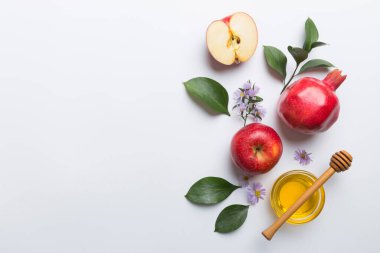 Renkli arka planda yahudi Rosh Hashanah bayramı sembolleri olan düz kompozisyon, Rosh hashanah kavramı. Geleneksel yılbaşı tatili. Kopyalama alanı olan üst görünüm.