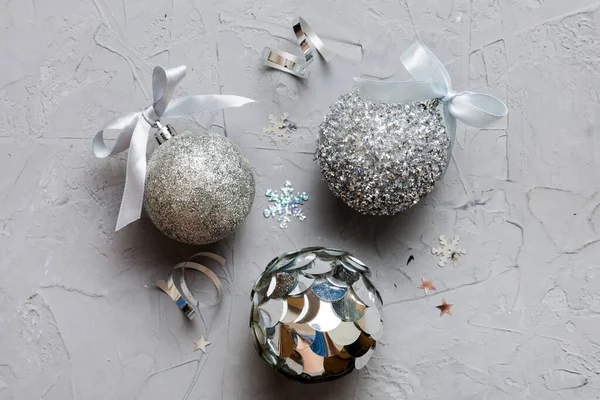Christmas Ball Colored Background Decoration Bauble Ribbon Bow Copy Space — Zdjęcie stockowe