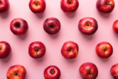 Renkli arka planda bir sürü kırmızı elma, üst manzara. Görüş üzerinde taze elma ile sonbahar deseni.