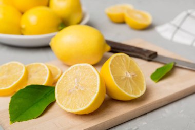 Kesme tahtasındaki taze ve olgun limonlar için fotokopi alanı olan üst manzara. Sağlıklı yemek geçmişi. Limon ve limon dilimlerinin zarif arkaplanı daha sıkan renkli arkaplan.