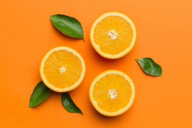 Renkli arka planda taze portakal dilimlerinin meyve deseni. Üst Manzara. Uzayı kopyala yaratıcı yaz konsepti. Minimum düzlükteki turunçgillerin yarısı.