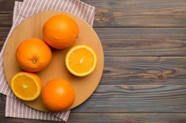 Masada taze olgun portakallar var. Üst Görünüm Düz.