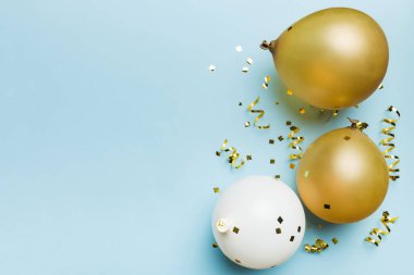Arka planda yuvarlak balonlar ve konfetilerden oluşan çok renkli balonlar var. Doğum günü partisi geçmişi.