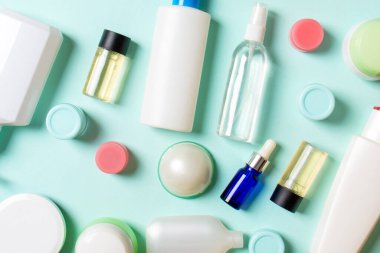 Plastik gövde bakımı şişesi düz kompozisyonu ve renkli arka plan boşluğuna kozmetik ürünler dizayn edilmişti. Beyaz Kozmetik kapları kümesi, kopya alanı ile üst görünüm.