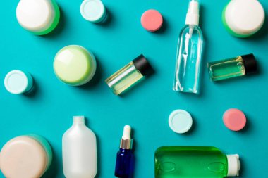Plastik gövde bakımı şişesi düz kompozisyonu ve renkli arka plan boşluğuna kozmetik ürünler dizayn edilmişti. Beyaz Kozmetik kapları kümesi, kopya alanı ile üst görünüm.