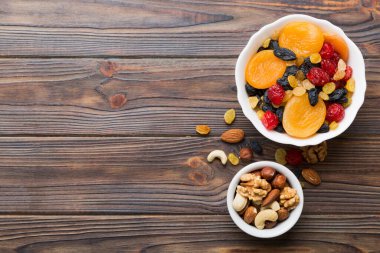 Sağlıklı çerez: karışık fındık ve kurutulmuş meyveler masa arkasında, badem, ananas, kızılcık, vişne, kayısı, kaju.