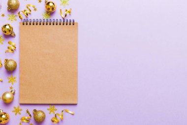 Noel boş tebrik kartı sahnesi. Noel oyuncağı ve kağıt kart notundan yapılmış yaratıcı bir düzen. Düz yatıyordu. Doğa Yeni Yıl Konsepti.