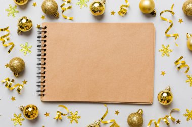 Noel boş tebrik kartı sahnesi. Noel oyuncağı ve kağıt kart notundan yapılmış yaratıcı bir düzen. Düz yatıyordu. Doğa Yeni Yıl Konsepti.