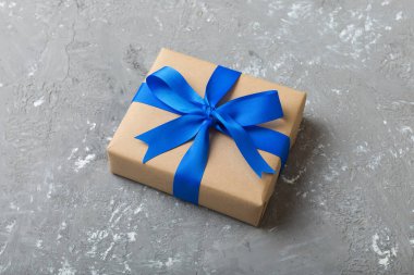 Paketlenmiş Noel ya da renkli kurdeleli el yapımı el yapımı diğer Noel hediyeleri. Hediye kutusu, hediye süslemesi, kopya alanı ile üst görünüm.