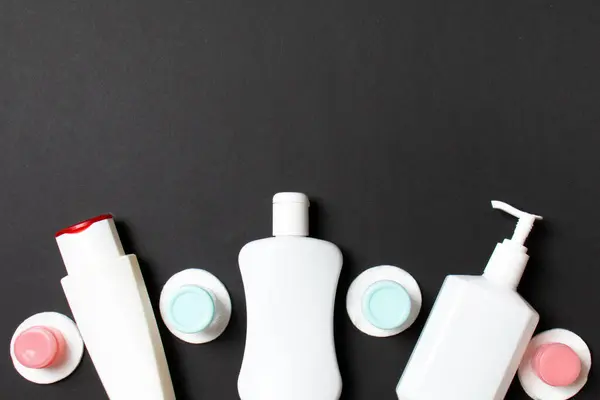 Set Van Reisformaat Cosmetische Flessen Gekleurde Achtergrond Vlakke Laag Roompotten — Stockfoto